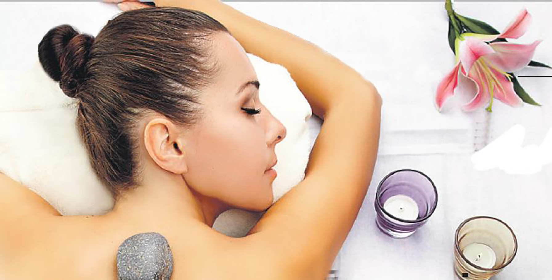 acerca de mi, mujer meditando, velas y flores